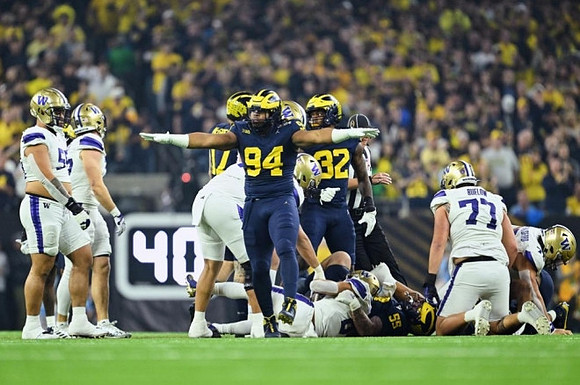 Kris Jenkins (94), Jaylen Harrell (32), and Mason Graham (55)
