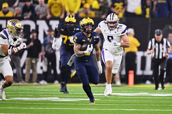 LaDarius Henderson (73) and Blake Corum (2)