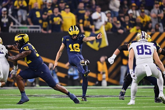 Jaylen Harrell (32) and Tommy Doman (19)