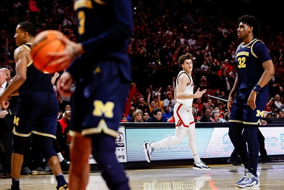Nimari Burnett (4) and Tarris Reed Jr. (32)