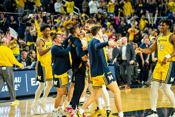 Tarris Reed Jr. (32) and Michigan Team