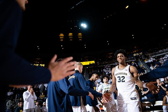 Tarris Reed Jr. (32) and Michigan Team