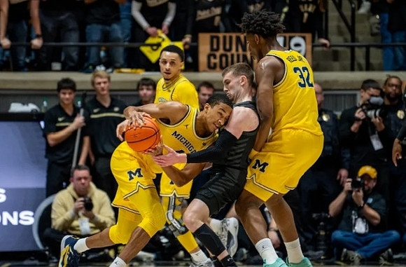 Jaelin Llewellyn (3), Nimari Burnett (4), and Tarris Reed Jr. (32)
