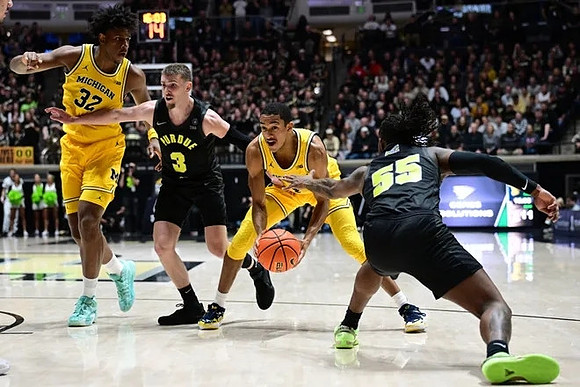 Tarris Reed Jr. (32) and Nimari Burnett (4)