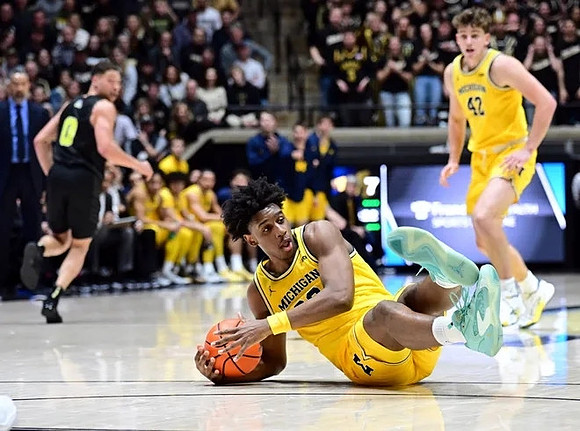 Tarris Reed Jr. (32) and Will Tschetter (42)