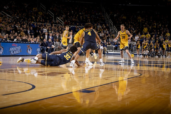 Tarris Reed Jr. (32) and Nimari Burnett (4)