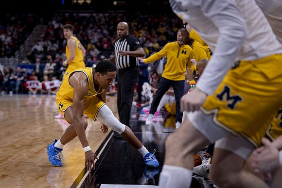Nimari Burnett (4) and Will Tschetter (42)