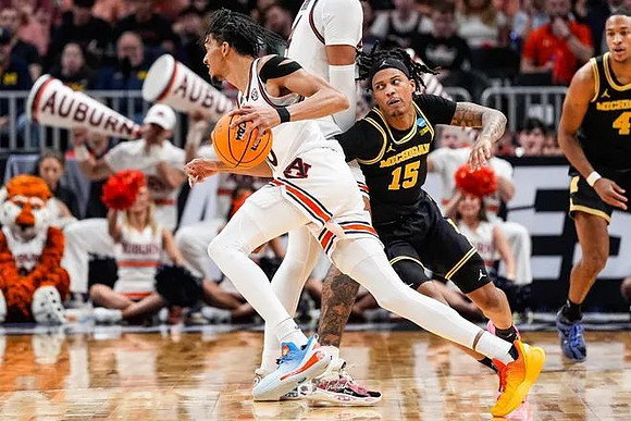 Rubin Jones (15) and Nimari Burnett (4)