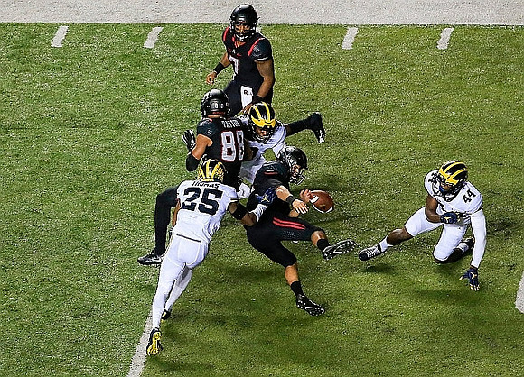 Dymonte Thomas (25) and Delano Hill (44)