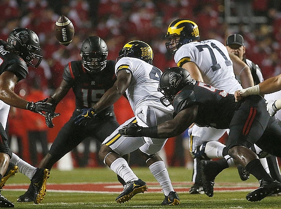 De'Veon Smith (4) and Ben Braden (71)
