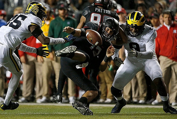 Dymonte Thomas (25) and Mike McCray (9)