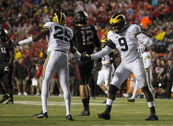 Dymonte Thomas (25) and Mike McCray (9)