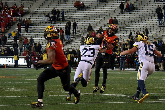 Tyree Kinnel (23) and Chase Winovich (15)