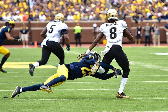 Kekoa Crawford (1) and Dymonte Thomas (25)