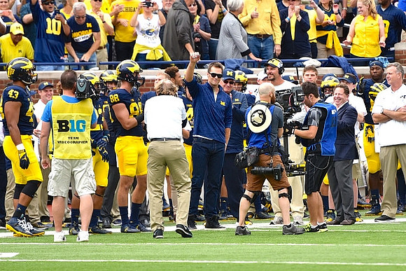 Chris Wormley (43), Jake Butt (88), and Tom Brady