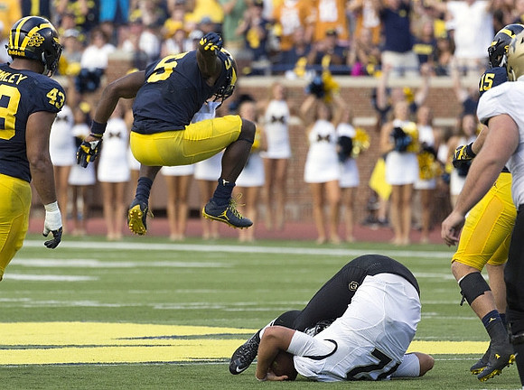 Chris Wormley (43), Jabrill Peppers (5), and Chase Winovich (15)