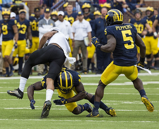 Delano Hill (44) and Jabrill Peppers (5)