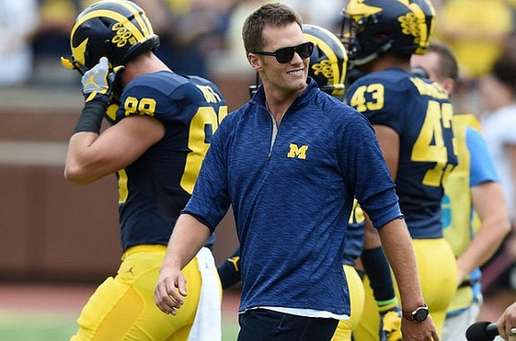 Jake Butt (88), Tom Brady, and Chris Wormley (43)