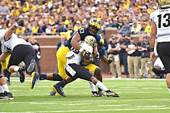 Chris Wormley (43) and Jabrill Peppers (5)