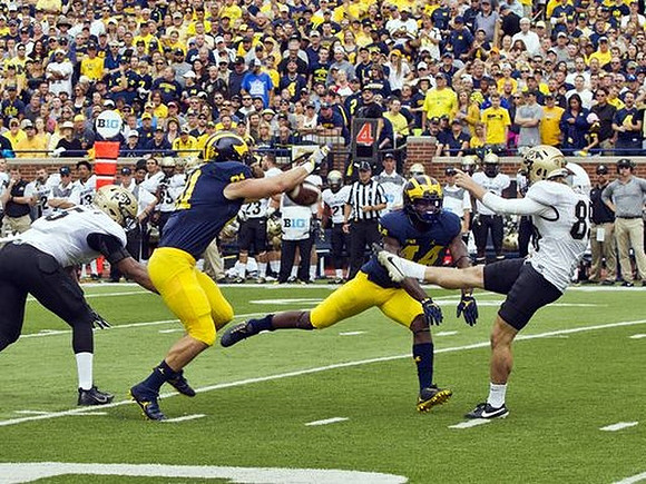 Michael Jocz (81) and Delano Hill (44)