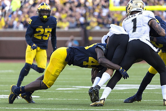 Dymonte Thomas (25) and Delano Hill (44)