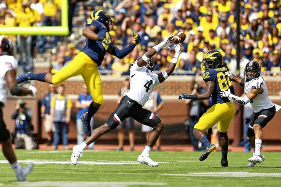 Donovan Peoples-Jones (9) and Nick Eubanks (82)