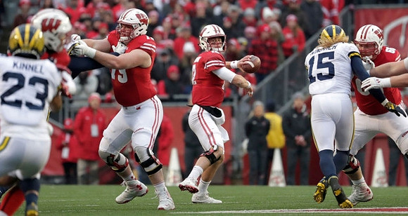 Tyree Kinnel (23) and Chase Winovich (15)