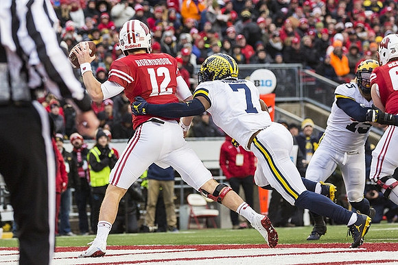 Khaleke Hudson (7) and Chase Winovich (15)