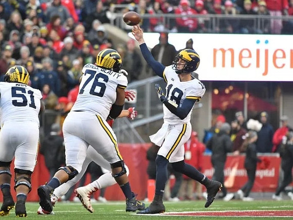 Cesar Ruiz (51), Juwann Bushell-Beatty (76), and Brandon Peters (18)