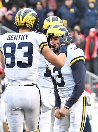 Zach Gentry (83) and Quinn Nordin (3)