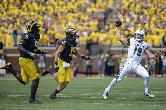 Mike McCray (9) and Chase Winovich (15)