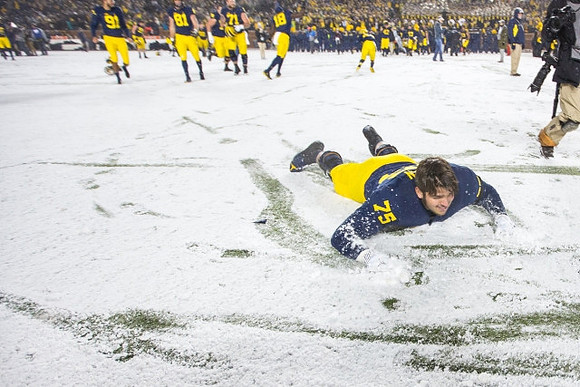 Jon Runyan Jr. (75) and Michigan Team