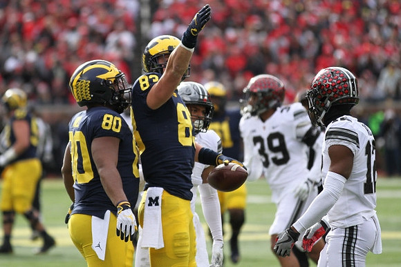 Khalid Hill (80) and Zach Gentry (83)