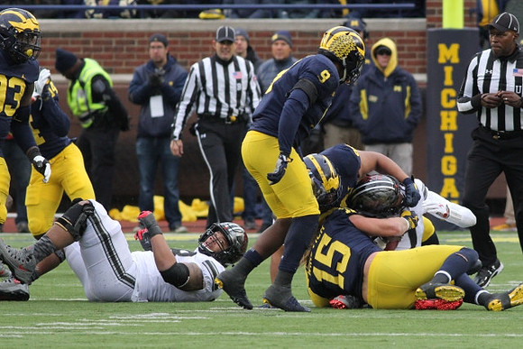 Mike McCray (9) and Chase Winovich (15)