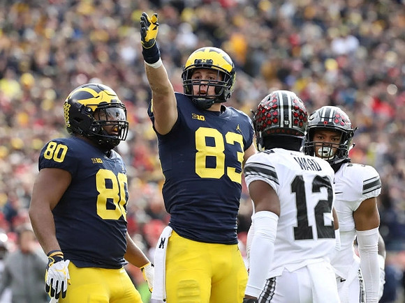 Khalid Hill (80) and Zach Gentry (83)