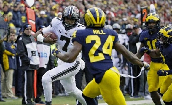 Lavert Hill (24), Devin Bush (10), and Khaleke Hudson (7)