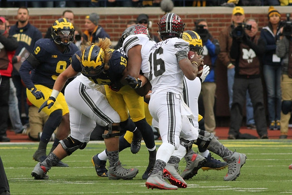 Mike McCray (9) and Chase Winovich (15)