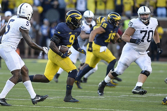 Mike McCray (9) and Chase Winovich (15)