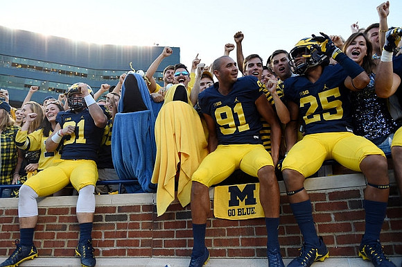Scott Sypniewski (31), Kenny Allen (91), and Dymonte Thomas (25)