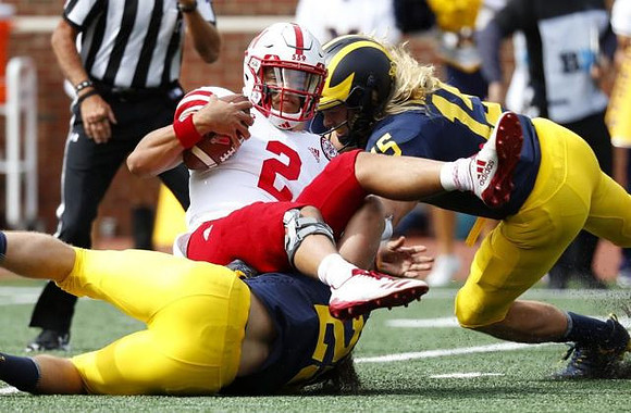 Tyree Kinnel (23) and Chase Winovich (15)