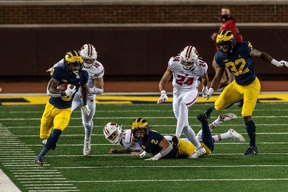 Giles Jackson (0), Blake Corum (2), and Jaylen Harrell (32)