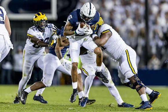 Nick Eubanks (82) and Cesar Ruiz (51)