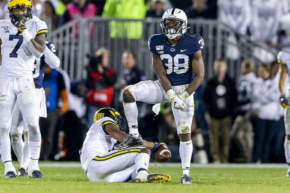 Tarik Black (7) and Nico Collins (4)