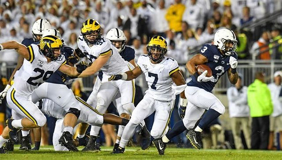 Jordan Glasgow (29), Aidan Hutchinson (97), and Khaleke Hudson (7)
