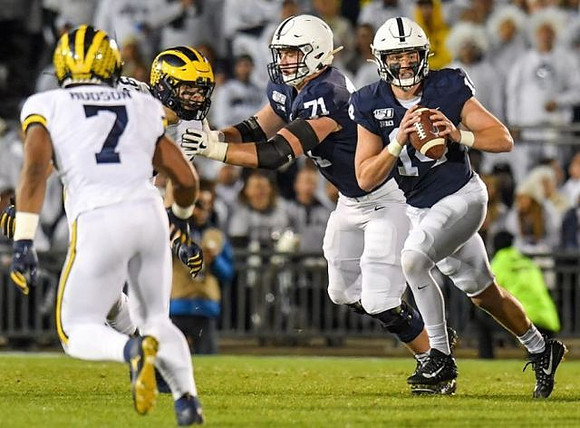 Aidan Hutchinson (97) and Khaleke Hudson (7)