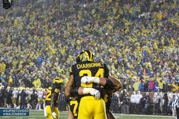 Nick Eubanks (82) and Zach Charbonnet (24)