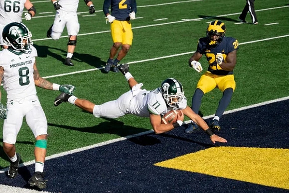 Carlo Kemp (2) and Brad Hawkins (20)