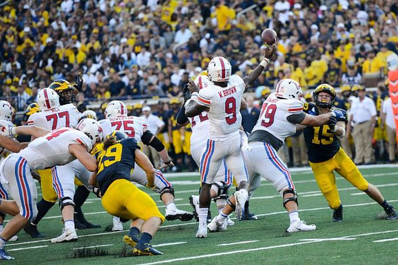Jordan Glasgow (29) and Chase Winovich (15)