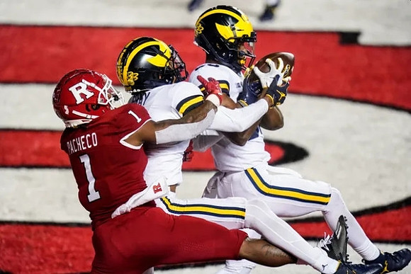 Vincent Gray (4) and Daxton Hill (30)