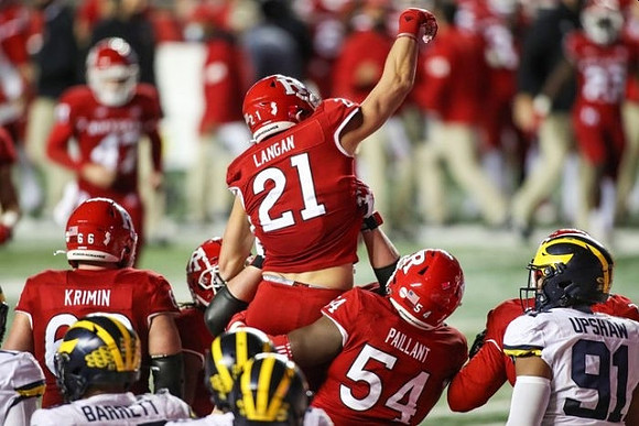 Michael Barrett (23) and Taylor Upshaw (91)